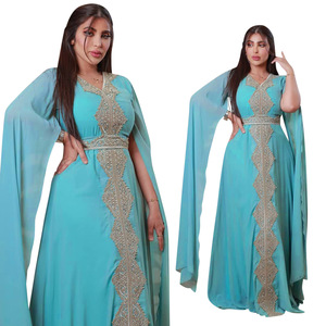 Elegante abito lungo da donna <span class=keywords><strong>color</strong></span> <span class=keywords><strong>lavanda</strong></span> con ricami in pizzo dorato e maniche a scialle, raffinata veste per il Ramadan. - Product Image 1