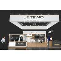 Diseño de stand de madera con techo suspendido y estructura de truss, adecuado para exposiciones en Europa y Estados Unidos.