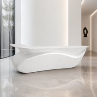 Comptoir de réception moderne blanc au design fluide, surface solide sans joint, avec logo personnalisé pour salon, hôtel, hôpital