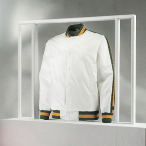 เสื้อแจ็คเก็ตวาร์ซิตี้สีขาวสำหรับผู้ชาย คอปกและปลายแขนเสื้อแบบริบสีเขียวเหลือง กระดุมแบบปกปิด เสื้อคลุมลำลองแบบบอมเบอร์ บริการ OEM พร้อมโลโก้ด้านหน้า - Product Image 3