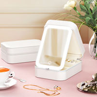 Mini organisateur de maquillage de table en gros Boîte de rangement pour bijoux de voyage Boîte de maquillage portable anti-poussière avec miroir à led