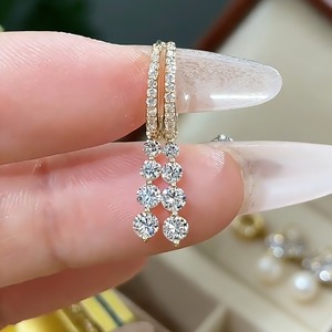 Élégantes boucles d'oreilles pendantes à pampilles de diamants dégradés, en or massif 18 carats, avec diamants ronds de laboratoire, pour femmes - Product Image 2