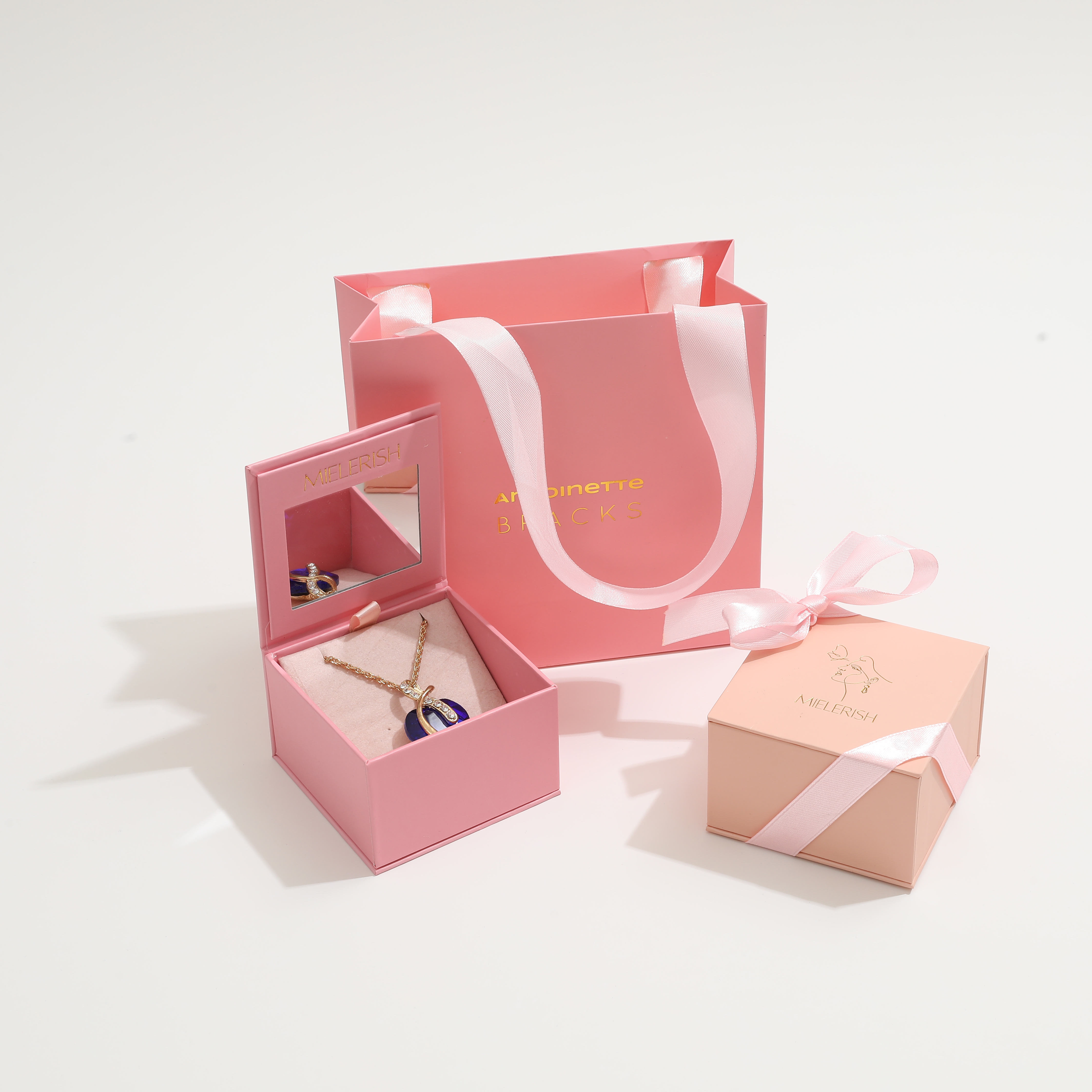 Boîte rose avec sac en papier