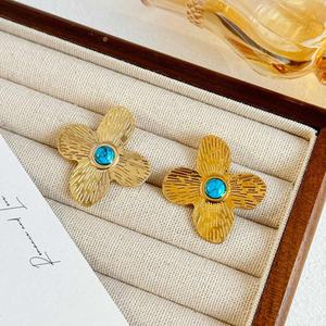 Pendientes de Oro con Diseño Escultural de Lazo, Corazón Texturizado, Hoja y Flor, de Acero Inoxidable, 100% Hechos a Medida, Modernos, Chapados en Oro de 14K, para Fiesta - Product Image 2