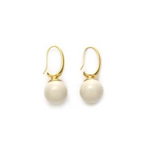 Boucles d'oreilles pendantes fines en acier inoxydable 316L plaqué or PVD, design goutte de perle durable et résistant - Product Image 1