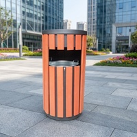 Poubelle extérieure en bois composite à double compartiment pour le recyclage