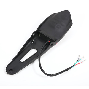 Guardabarros Trasero para Motocicleta Zuqing con Luz Trasera LED Negra y Roja para Motocicleta Todoterreno HL151 - Product Image 2