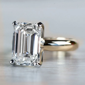 แหวนหมั้นเพชรตัดมรกต Solitaire 4 กะรัต VS2/D 18K ที่ผ่านการรับรอง - Product Image 4