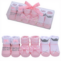 Vente en gros d'usine/OEM – Coffret cadeau de chaussettes mignonnes en coton pour enfants – Ensemble de chaussettes pour bébé à rayures et lettres, idéal pour l'hiver