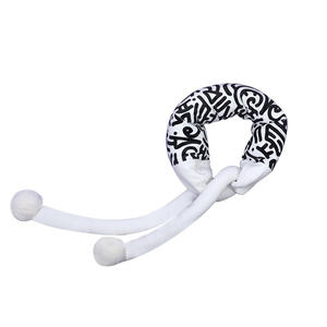 Almohada de Viaje en Forma de U con Espuma Viscoelástica, Soporte para el Cuello, Portátil, Diseño Blanco y Negro, Uso General - Product Image 1