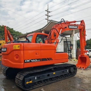 Excavatrice sur chenilles hydraulique Doosan DX140LC d'occasion, faible nombre d'heures, excellent état, équipement de construction robuste - Product Image 1