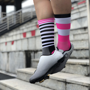 Calcetines deportivos de nailon a la moda para ciclismo, equipo de tubo medio para hombres y mujeres, calcetines ligeros para maratón y correr en <span class=keywords><strong>bicicleta</strong></span>, logotipo personalizado - Product Image 3
