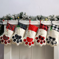 Chaussettes pour animaux de compagnie en fausse fourrure blanche avec bordure à carreaux rouges et verts, style nouveau, brodées de pattes de chien et de chat