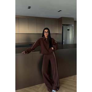 ชุดวอร์มมีฮู้ดลายทางสีน้ำตาล กันลม ระบายอากาศได้ดี ประดับด้วยลายพิมพ์คริสตัล ชุดกีฬาสำหรับคนท้องช่วงฤดูหนาว ไซส์พลัส สำหรับวิ่งออกกำลังกาย - Product Image 3