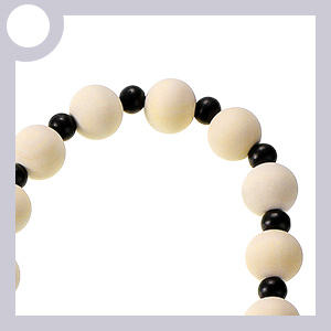 Guirnalda de cuentas de madera rústica hecha a mano al por mayor con borlas y logotipo personalizado para cafetería y decoraciones del hogar - Product Image 2