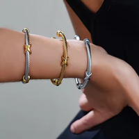 Fabricant de bijoux OEM ODM Bracelet de mode multi câble torsadé en fil croisé Bracelet de marque deux tons Bijoux personnalisés