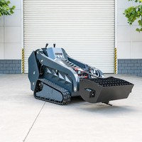 Mini-chargeuse sur chenilles avec godet malaxeur à béton et benne hydraulique à basculement élevé pour la construction