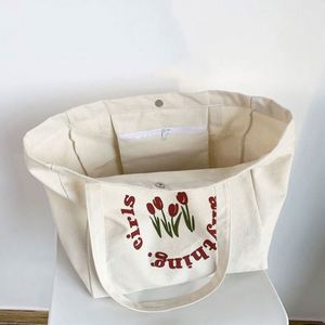 Sac à bandoulière en toile de coton imprimé avec logo personnalisé, motif tulipe colorée, réutilisable, sac fourre-tout pour le shopping - Product Image 6