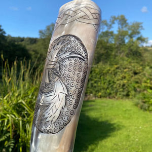 เขาควายแกะสลักด้วยมือ สำหรับดื่มสไตล์ไวกิ้งยุคกลาง พร้อมขาตั้งและที่จับหนัง สำหรับใส่เบียร์และมีด - Product Image 6