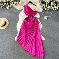 Robe de soirée élégante asymétrique à une épaule plissée pour femme avec découpes à la taille et ourlet asymétrique
