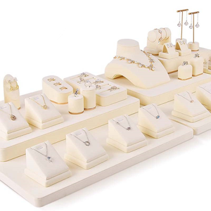 Ensemble de présentoirs à bijoux en crème avec supports pour colliers, bagues et boucles d'oreilles pour présentation en vitrine - Product Image 4