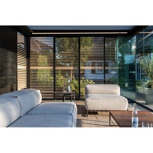Pergola bioclimatique motorisée au design moderne, système à lames orientables en aluminium, pergola en métal sur mesure avec porte en verre - Product Image 3