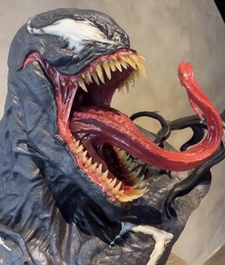 Statue buste grandeur nature <span class=keywords><strong>Marvel</strong></span> <span class=keywords><strong>Venom</strong></span> <span class=keywords><strong>1</strong></span>:<span class=keywords><strong>1</strong></span> avec base en résine et fibre de verre, représentant un tentacule symbionte à longue langue, figurine de film - Product Image 2