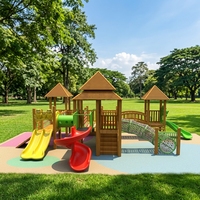 Structure de jeu multifonctionnelle en bois pour enfants, avec balançoire, structure d'escalade et toboggan, pour intérieur et extérieur.