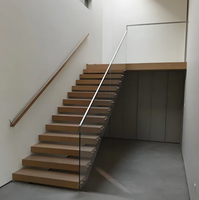Minimalistische Mono-Stringer Freischwebende Treppe - Vollglas-Geländer Beidseitig, Helle Holzstufen, Zeitgenössisches Design