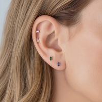 Anting-anting titanium ASTM F136 G23 berulir dalam, bentuk persegi, dengan CZ flat back, untuk tindik labret, helix, tragus, daith, dan lobe.