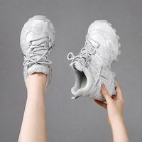 Baskets décontractées à lacets pour femmes, semelle épaisse, en cuir synthétique, semelle intermédiaire en EVA, semelle extérieure en caoutchouc, chaussures de marche tendance, personnalisables (OEM)