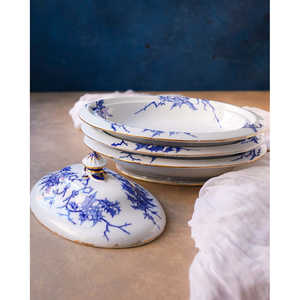 Service de vaisselle Gabriella P. Blue Flower avec motif en relief, comprenant 2 plateaux de service empilables - Product Image 4