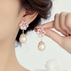 Pendientes de Plata de Ley S925 de Lujo, Nuevos, con Incrustaciones de Flores de Cerezo y Perlas, Joyería Europea y Americana con Microcirconitas - Product Image 1