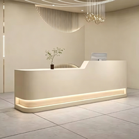 Bureau de réception moderne personnalisé de style crème avec design angulaire et éclairage LED pour spa, salon de beauté, boutique