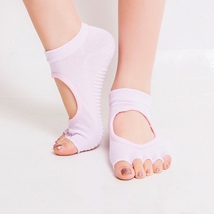 1 paire de chaussettes de yoga sans orteils pour femmes, chaussettes de danse de ballet à demi-doigts, chaussettes de sport respirantes et antidérapantes en silicone - Product Image 2