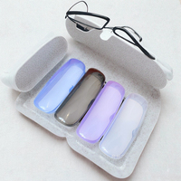 Logo personnalisé Stock coloré en plastique moulé par injection Etui à lunettes de stockage portable Etui à lunettes Pochette de rangement classique pour lunettes