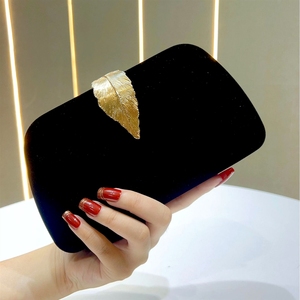 Nouvelle pochette de soirée en velours pour le commerce transfrontalier, style féminin, haut de gamme, idéale pour les robes et les tenues chinoises. - Product Image 1