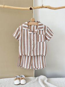 Conjunto informal de verano suave y cómodo de 2 uds para niños pequeños, camisa y pantalones cortos con cuello de solapa a rayas para la calidez y el estilo del bebé - Product Image 2