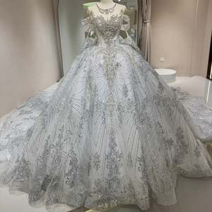 Robe de mariée moderne DW0196 Princesse à col rond, ornée de paillettes, avec traîne chapelle, fleurs en dentelle et cristaux pour femme - Product Image 1