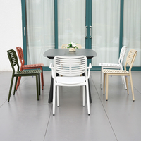 Ensemble de salle à manger moderne pour jardin, véranda ou café. Mobilier de restauration extérieur pour hôtels et parcs. Table et chaises de salle à manger en aluminium avec revêtement en poudre
