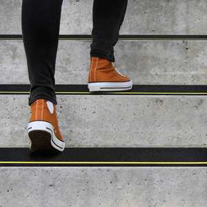 Cintas de Seguridad Industriales de PEVA para Escaleras, Cinta de Advertencia Negra y Amarilla para Escaleras de Fábrica y Rampas de Carga con Alta Tracción - Product Image 3