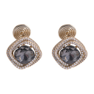 Pendientes de circonita chapados en oro de estilo francés, diseño cuadrado geométrico de cobre, joyería de regalo de alta gama para mujer - Product Image 1