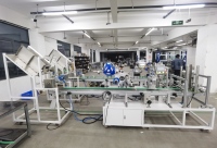Le PLC contrôle automatique la machine d'étiquetage plate de carton d'oeufs de boîte alimentaire supérieure Machine d'étiquettes d'angle