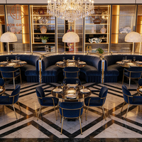 Canapé de luxe moderne en velours bleu foncé avec structure en métal doré, ensemble de chaises et table en marbre pour café, restaurant et hôtel haut de gamme