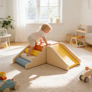 Structure d'escalade intérieure sécurisée pour la crèche avec des atterrissages doux et des défis adaptés à l'âge des tout-petits - Product Image 1