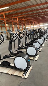 Appareil elliptique professionnel pour salle de sport, idéal pour le fitness et l'exercice <span class=keywords><strong>cardio</strong></span>, avec design à marchepieds fixes pour un entraînement musculaire intensif. - Product Image 4