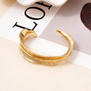 2024 bracelet européen femmes sens avancé exagéré conception de feuille tridimensionnelle sculpté style rétro élégant bracelet - Product Image 2