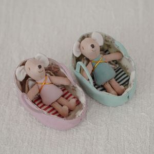 Scatola di fiammiferi in stile fiaba nordica danese, con bambola topo in tessuto di cotone e lino, statuetta in miniatura - Product Image 6