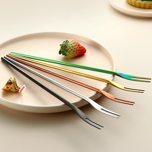 Fourchette <span class=keywords><strong>à</strong></span> cornichons et olives en acier inoxydable 304 <span class=keywords><strong>à</strong></span> long manche, 2 dents, pour bocaux, cocktails, desserts, salades de fruits, multicolore, durable, pince de préhension - Product Image 4