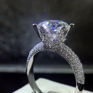 Elegante Anello con Zirconi Incastonati a Griffe per Donne, Gioiello da Dito Trendy e Vistoso - Product Image 2